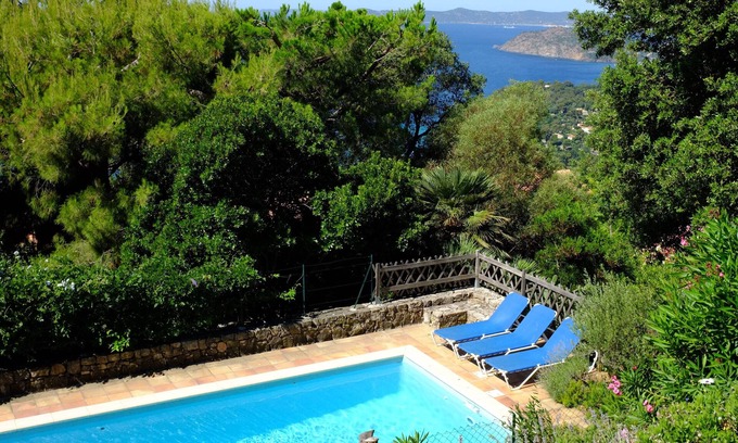 Le Rayol Casa | Villa ubicada en el alto Rayol con una hermosa vista al mar en las islas de oro