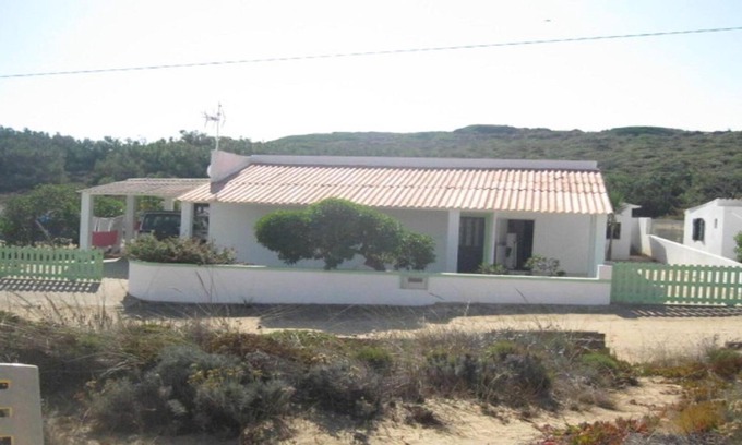 Aljezur Casa | Villa ubicada en la playa de Monte Clérigo, ubicada a 200 metros de la playa, saludable