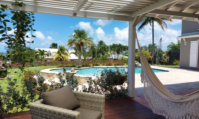 Sainte-Rose Villa | Prestige Villa Louise, con piscina y vista al mar.