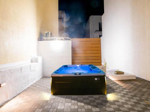Sliema Casa | Villa Luciano - Rooftop Jacuzzi, BBQ, Billiards & Steps from Sea