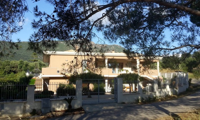 Poggio dei Pini Casa | Villa Luigi: Alloggio Indipendente in Villa con Parcheggio