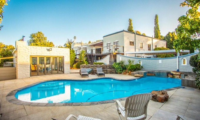 Bellville Casa | Villa Luisa: Sun-filled hidden gem with Pool.