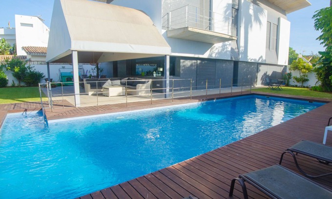 New Golden Mile Chalet De Esquí | Villa luna de Mar- piscina junto a la playa