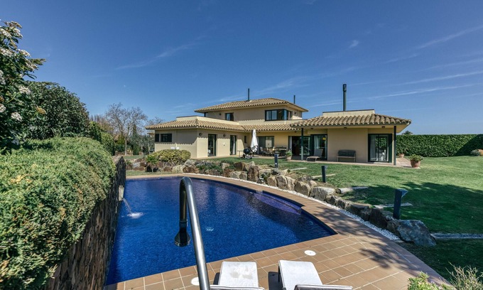 Navata Villa | Villa 'Luxury Golf Villa Torremirona' con vistas a la montaña, Wi-Fi y aire acondicionado