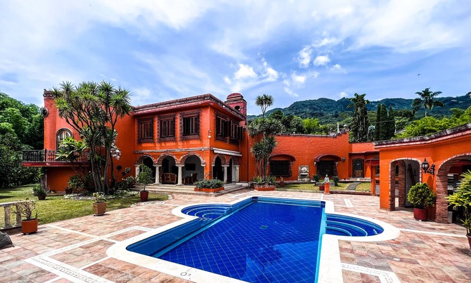 El Poblado Villa | Villa Luz: A Luxurious Mansion in El Poblado
