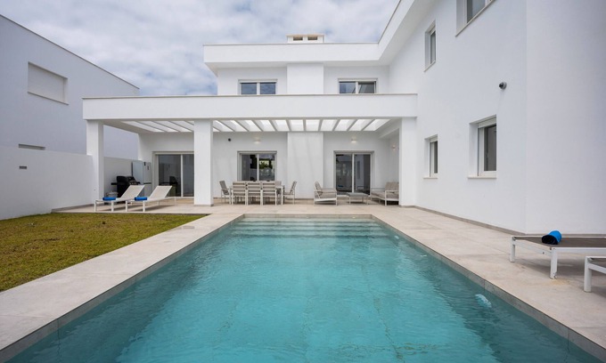 Poblado Sancti Petri Villa | Villa 'Miami' con vistas al lago, Wi-Fi y aire acondicionado