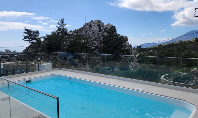 Anatoli Casa | VILLA - M. Piscina privada jacuzzi y patio.