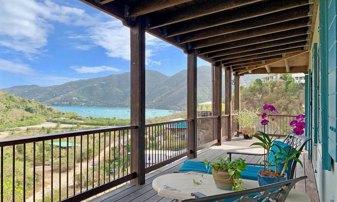 Estate Emmaus Casa | Villa Madeline ~ Cozy Hillside Villa w/ Solar!
