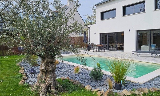 Binic Villa | Villa Magnolia: On the seafront with swimming pool