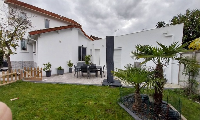 Aulnay-sous-Bois Villa | Villa "Maison Entre Paris Et Aéroport Cdg" con terraza compartida, jardín compartido y Wi-Fi