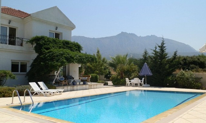 Edremit Villa | Villa Manolya con vistas al mar ya la montaña + piscina, jardín y buena vecindad