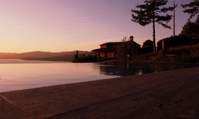 Montecolognola Villa | Villa Marghi, villa moderna con piscina infinita con vistas al lago Trasimeno