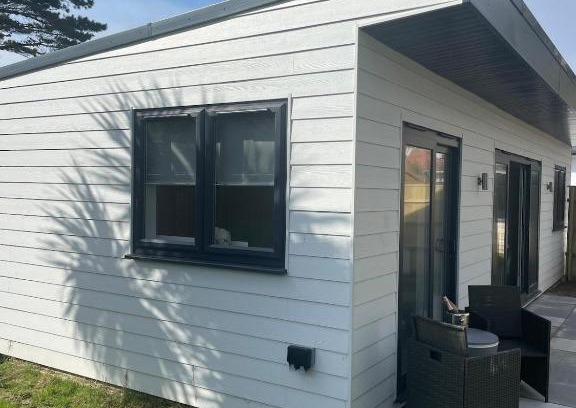 Bournemouth Casa | Villa Maria Garden Lodge - 2 Mins to Beach - Coastal - Large Garden - Modern