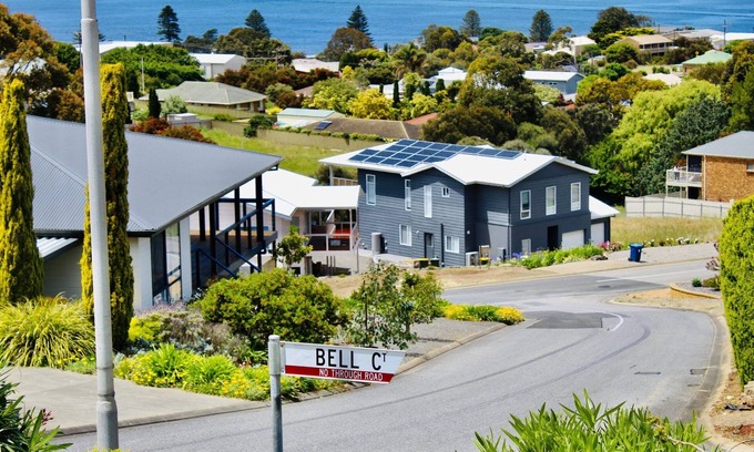 Encounter Bay Casa | Villa Marie: 3 Bedrooms Family Friendly | Walk to the Beach + Sea View | Pets Welcome (Outdoors) | BBQ Patio | - Stay 4 Nights, Pay Only 3 (June - August 2025)