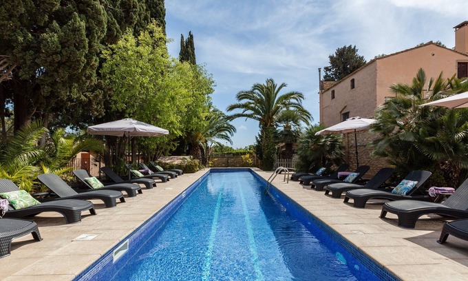 Vilanova I la Geltru Villa | Villa 'Masia Notari Casabona' con piscina privada, Wi-Fi y aire acondicionado