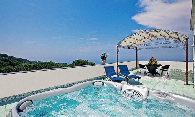 Sant'Agata sui Due Golfi Villa | Villa Max: una espléndida villa histórica en tres plantas frente al mar y el sol.