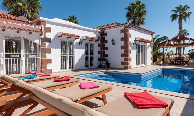 Callao Salvaje Villa | Hermosa villa de 4 dormitorios con piscina privada climatizada.