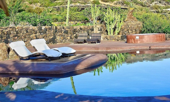 Pantelleria Casa | Villa Meriggio B: A characteristic dammuso with the fascination of the typical and ancient houses of the island.