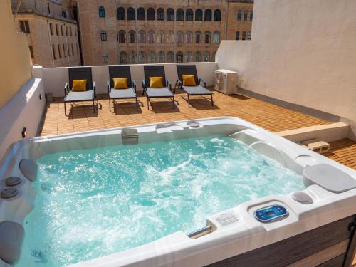 Sliema Casa | Villa Milano - Jacuzzi Rooftop Lounge with BBQ and Billiard Room