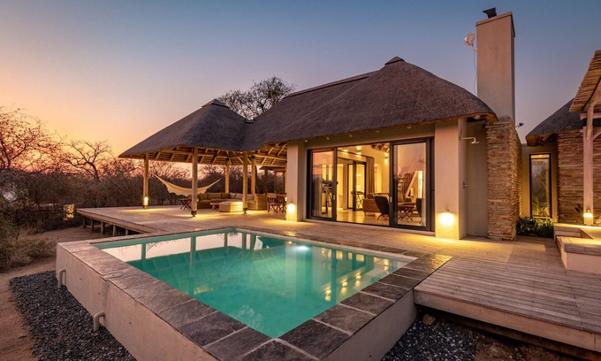 Hoedspruit Villa | Villa Mooiplaas: Luxurious safari retreat with jacuzzi