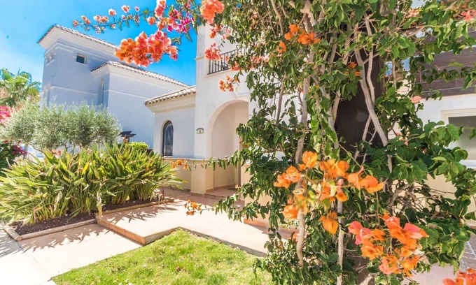 Roldan Villa | Villa Naranja - impresionante villa en el hermoso La Torre Golf Resort