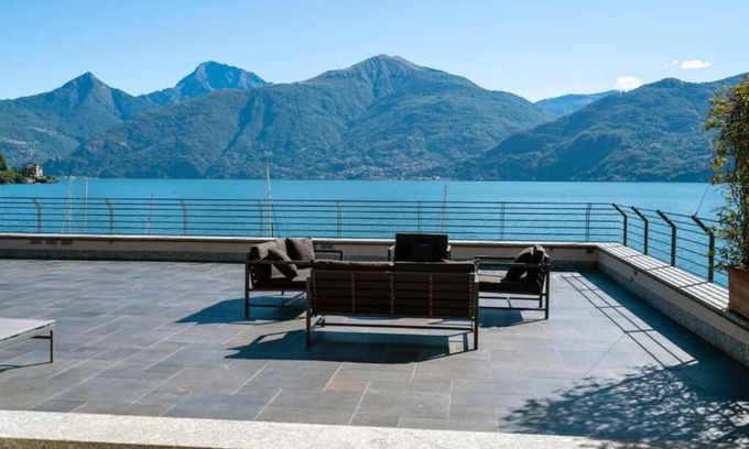Menaggio Apartamento | VILLA NAVALIA MARINA - directly on the lake como - with jacuzzi - 8 people