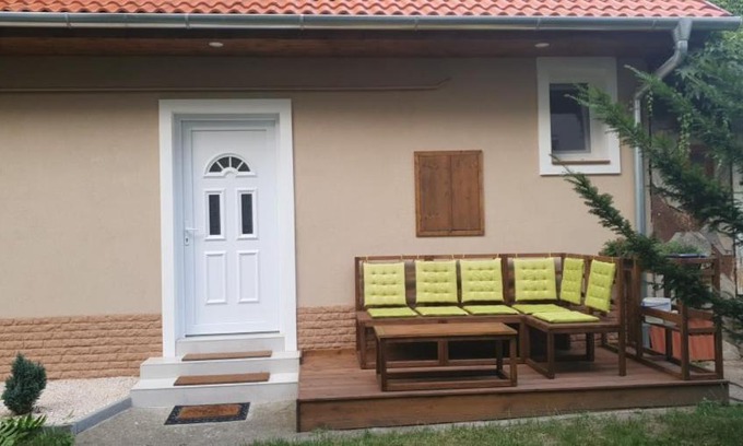 Pecs Apartamento | VILLA NEAPOLiS
