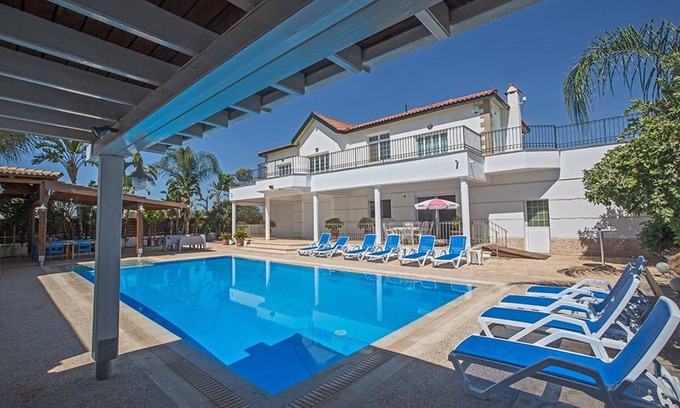 Paralimni Villa | Villa Nekta - Villa de lujo de 5 dormitorios con excelente área de piscina - Gimnasio casero