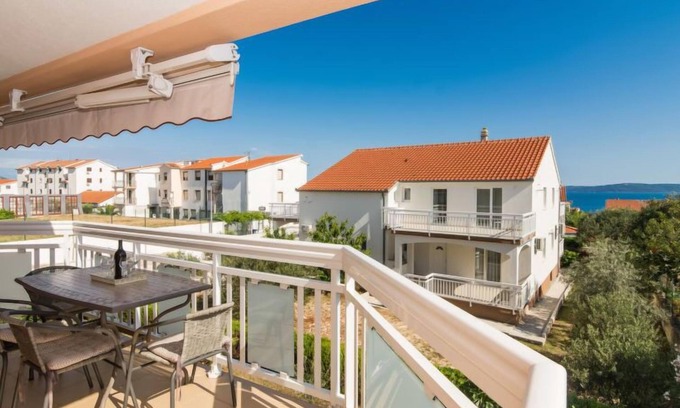 Okrug Gornji Apartamento | Villa Nikaroni by Interhome