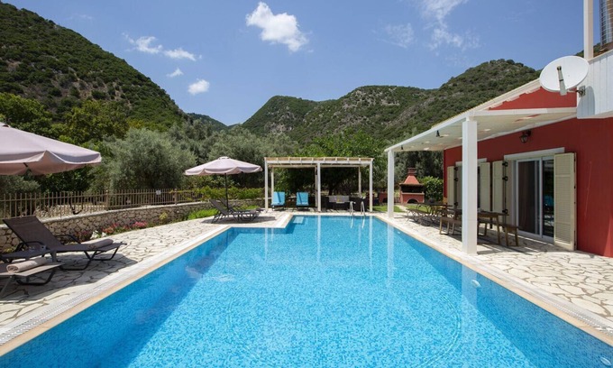 Nidri Villa | -15%: Villa Niriides - Villa privada aislada con piscina muy grande
