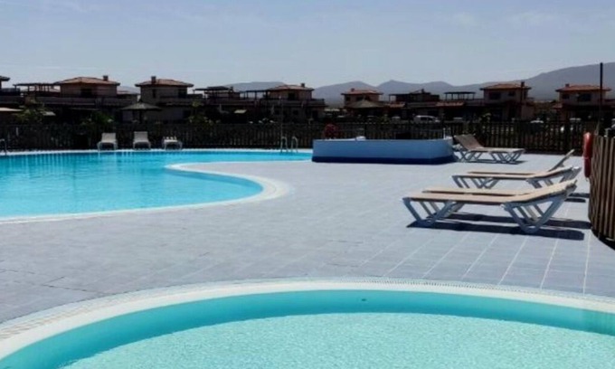 La Oliva Casa | 'Villa Oasis Carol 6' con vistas a la montaña, piscina compartida y Wi-Fi