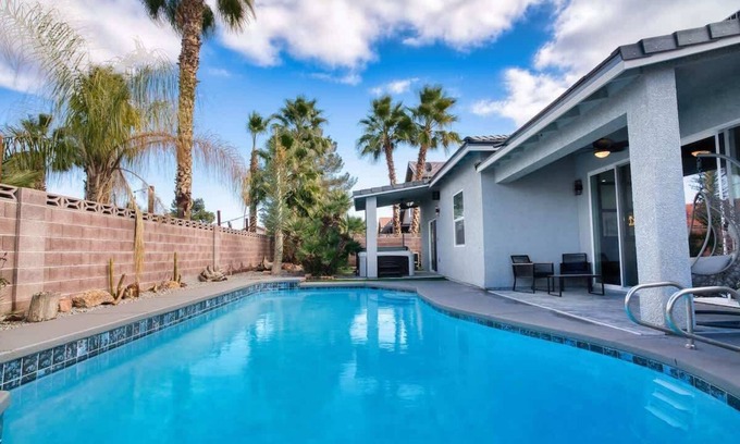 Paradise Casa | Villa Oasis CLOSE 2 STRIP! Private Hot tub & Heated Pool