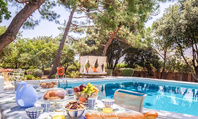 Saronikos Villa | Villa Oasis, villa costera con piscina privada y jardín de JJ Hospitality