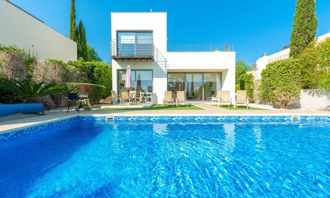Latchi Cabaña | Villa Ocean View - a villa that sleeps 6 guests in 3 bedrooms