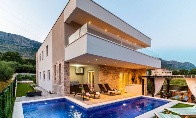 Kastel Sucurac Villa | OLEA-NUEVA casa de vacaciones moderna con barbacoa de jardín, cerca de Split