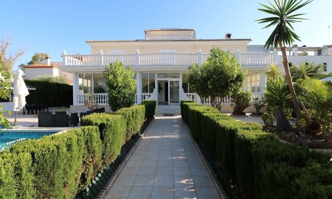 Torremolinos Villa | Villa Olga. Gran villa con piscina en Torremolinos