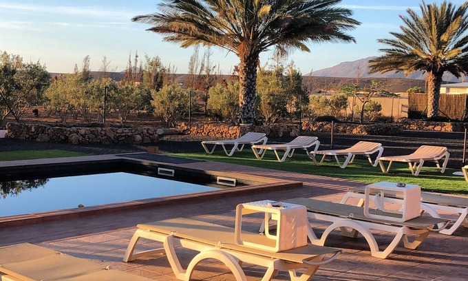 Tuineje Villa | VILLA OLIVA piscina con hidromasaje wifi aire acondicionado y mucho espacio.
