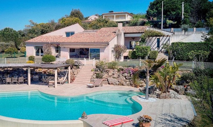 La Croix des Gardes Villa | Villa Omkara
