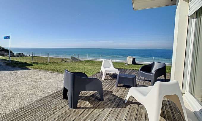 Saint-Martin de Brehal Villa | VILLA en el FRENTE del MAR, vista de las islas Chausey cerca de GRANVILLE ...