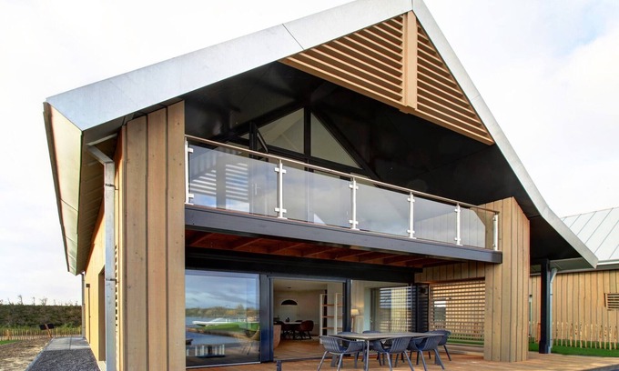 Tholen Casa | Villa frente al agua con diseño único
