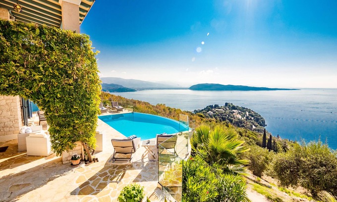 Petaleia Villa | Exquisita villa familiar con espectaculares vistas al mar y piscina infinita climatizada