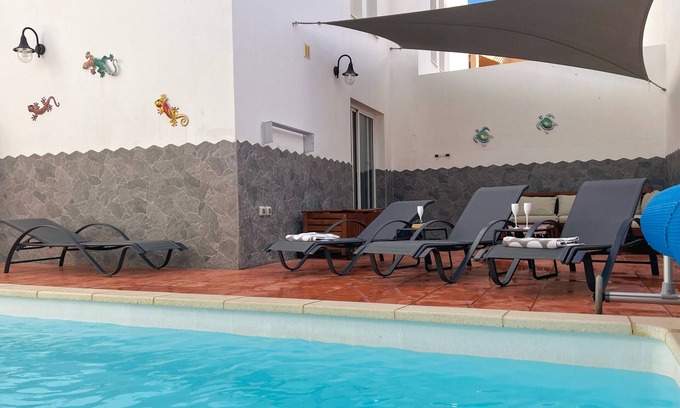 Corralejo Villa | 'Villa Pacifica' con piscina climatizada, terraza, sala de estar y Wi-Fi