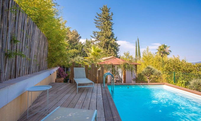 Cuers Villa | Villa 'Palmiers En Couleurs' con vistas a la montaña, piscina privada y Wi-Fi