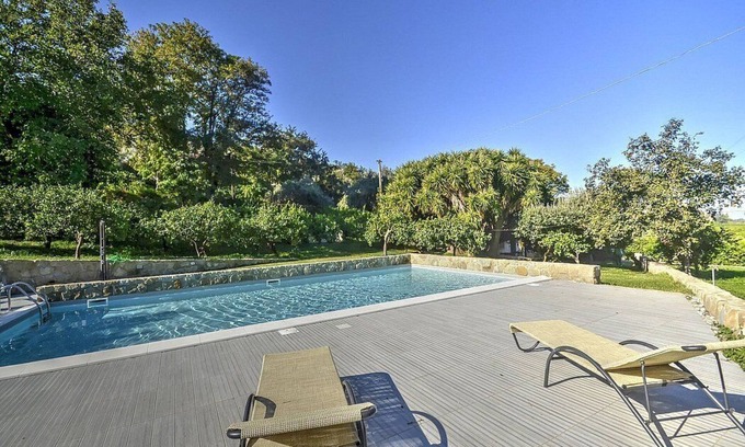 Mirto Casa | Villa Pascal C: Un apartamento característico y acogedor que forma parte de una villa rodeada de prados y verdes colinas.