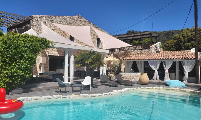 Bonifacio Villa | Villa de piedra blanca 18 personas con piscina