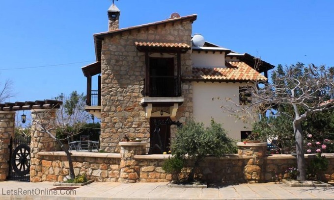 Pomos Villa | Villa Petrochtisto - 3 habitaciones, 3 baños, construido en piedra Villa cerca del mar en Pomos