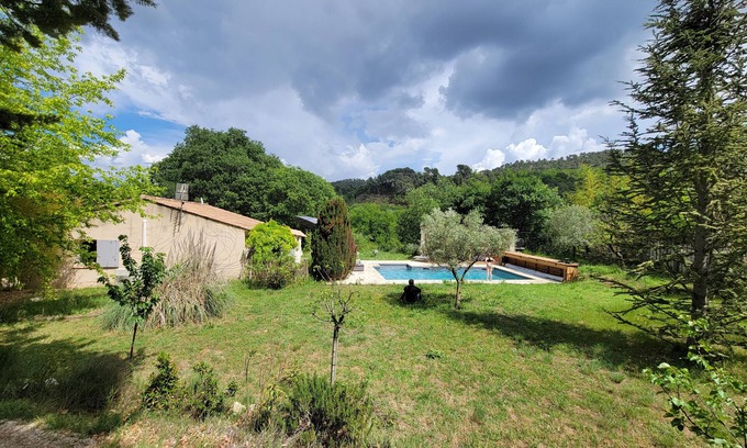 Cadenet Villa | Villa 'Piscine Climatisée' con vistas a la montaña, Wi-Fi y aire acondicionado