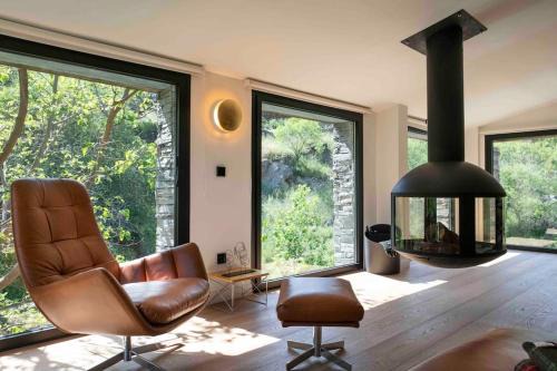 Patones de Arriba Chalet De Esquí | Villa privada y piscina salina y chimenea colgante