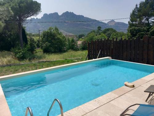 Roquebrune-sur-Argens Villa | Villa, proche plages, 4 chambres avec piscine privée.