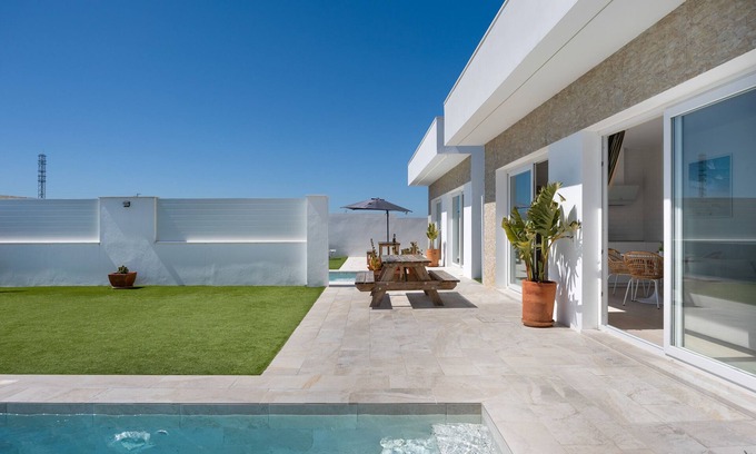 Chiclana de la Frontera Casa | Villa 'Cristina' con piscina privada, Wi-Fi y aire acondicionado